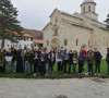 Grupa albanske dece tokom posete manastiru Visoki Dečani