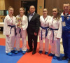 Ženski seniorski tim OKK Kosovska Mitrovica sa bronzanom medaljom