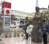 Polaganje venaca kraj biste Bobu Dolu