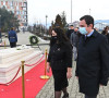 Kurti i Osmani na rugovinom grobu