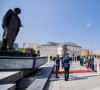 Osmani ispred spomenika Rugovi.jpg