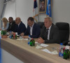 Zastave UN i Srbije na sednici u Zvečanu.jpg