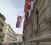 Srpska zastava na ambasadi u Beču