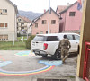 Pripadnici Kfora u dvorištu vrtića u Leposaviću