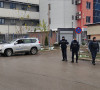 Kosovska policija u blizini zgrade opštine Severne Mitrovice.jpg