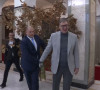 Vučić unosi badnjak u zgradu Predsedništva