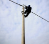Radnik na električnom stubu