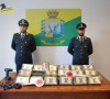 italijanska policija sa zaplenjenim kokainom