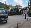Kfor dovozi tešku mehanizaciju ispred opštine Zvečan