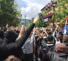 Okupljeni u Zvečanu pevaju Specijalcima u zgradi opštine