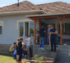 Meštani Gračanice ispred kuće Dragiše Milenkovića