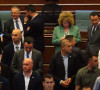 Aljbin Kurti okružen telohraniteljima u parlamentu