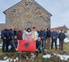 Nikola Džufka sa grupom albanaca ispred crkve Sv. Arhangela Mihaila u selu Rakitnica