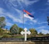 Nova zastava na spomeniku stradalim Srbima u Orahovcu