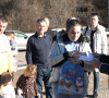Deca dobijaju paketiće kod Jarinja