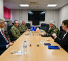 Ulutaš sa potpuručnikom irskih snaga i generalnim sekretarom Ministarstva odbrane Irske