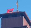 Albanska zastava postavljena na crkvu "Sveti Atanasije" u Tetovu