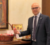 Miloš Vučević sa poklonom sa Kosova
