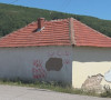 Na kući porodice Đurković, u selu Gojbulja ispisani grafiti "UČK" i ime Fatona Hajrizija