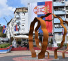 Zidić na Trgu Milić u bojama srpske trobojke pre nego što je prekrčen
