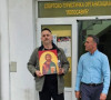 Radnik sportske hale sa ikonom i Ljuljzim Hetemi