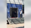 Haki Abazi ispisuje grafite na zgradi Vlade Kosova