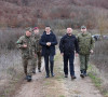 Maćedonci i Vengu sa vojnim jedinica koje učestvuju u traženju tela u oblasti Klosa 