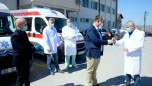 Dejan Pavićević uručuje ključeve sanitetskog vozila dir. ZC u Pasjanu