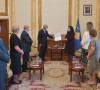 Vjosa Osmani sa kosovskim poslanicima iz 199o. godine.jpg