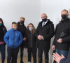 Zvaničnici Srpske liste uručuju ključeve od stana porodici Mirić