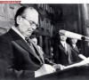 Josip Broz Tito potpisuje Ustav iz 1974. godine