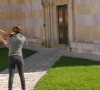 Japanska violinistkinja ispred manastira Visoki Dečani