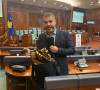 Ardian Kastrati sa ćebetom u Skupštini Kosova