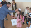 Živić podelio školski pribor prvacima
