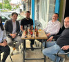 Kurti pije pivo