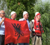 Kosovski Albanci sa albanskom zastavom
