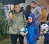 Roditelji sa decom ispred Hale sportova u Severnoj Mitrovici