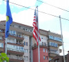 Američka zastava u dvorištu džamije