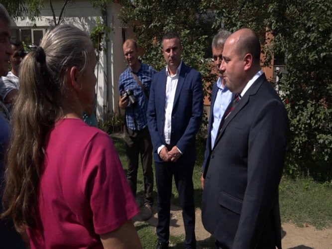 Dušan Kozarev uručio ključeve od kuće porodici Ničić iz Lapljeg Sela