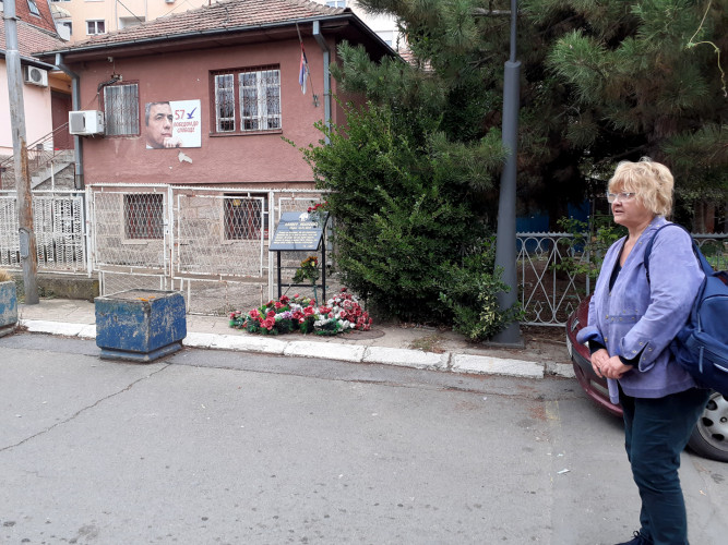 Rada Trajković na mestu ubistva Olivera Ivanovića