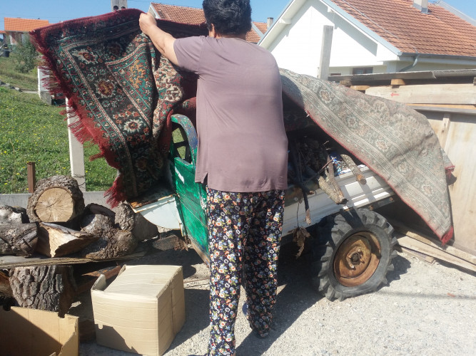 Dragica Spasić kraj motokultivatora D.S. motokultivator