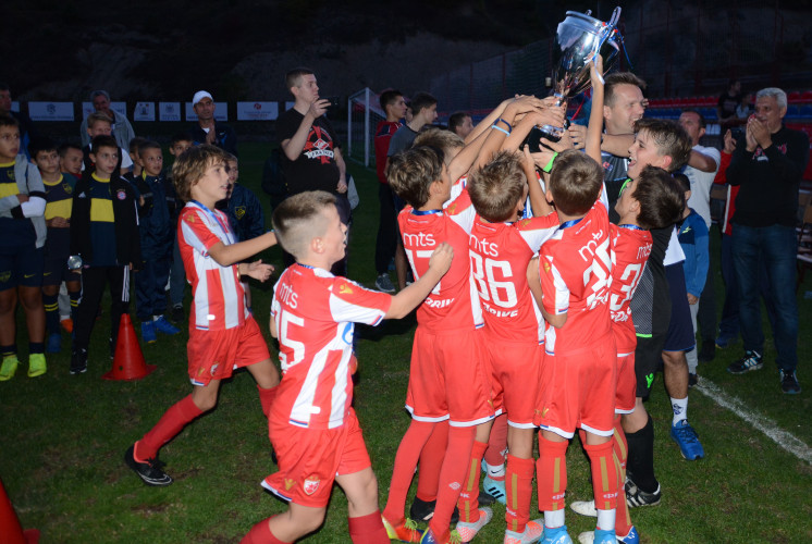 Pobednički pehar u rukama Crvene zvezde