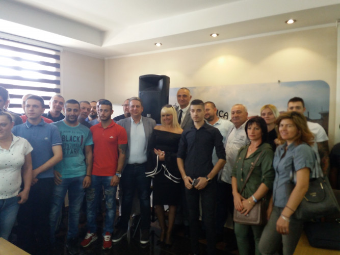 Učensnici osnivačke skupšine na grupnoj fotografiji Savez Srba i Crnogoraca