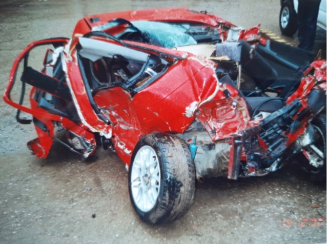 Sa lica mesta: Automobil posle eksplozije (Foto: Privatna arhiva Stju Kelok) Sa lica mesta: Automobil posle eksplozije