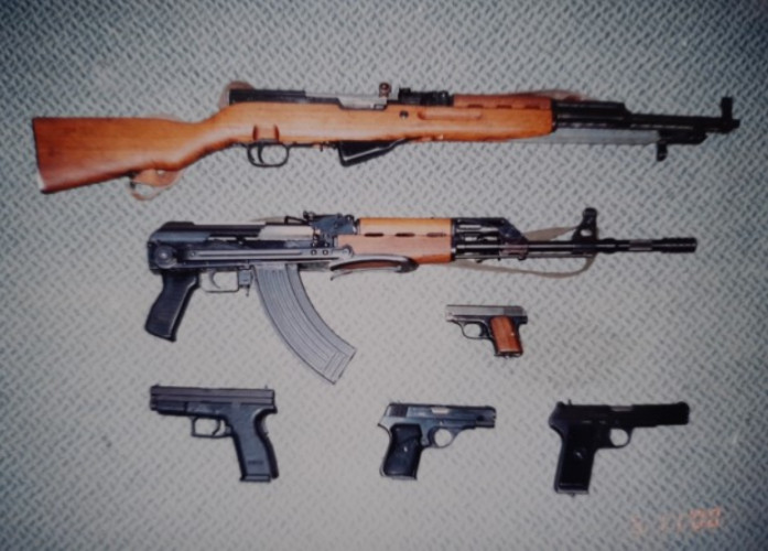 Oružje koje je zaplenjeno u policijskom pretresu (Foto: Privatna arhiva Stju Kelok) Oružje koje je zaplenjeno u policijskom pretresu