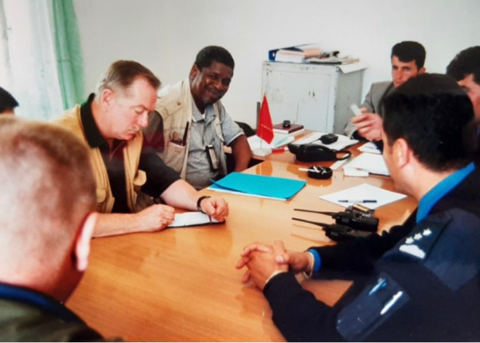 Stju Kelok pregovara sa šefom albanske policije (Foto: Privatna arhiva Stju Kelok) Stju Kelok pregovara sa šefom albanske policije