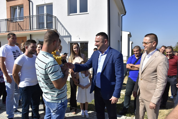 Srđan Popović uručuje ključeve stanova Srđan Popović