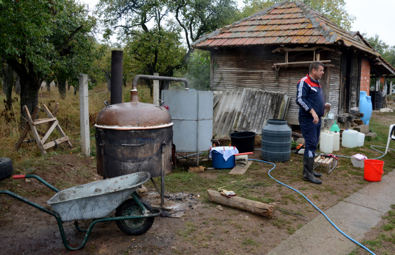 Pečenje rakije u Suvom Dolu kod Severne Mitrovice Pečenje rakije u Suvom Dolu kod Severne Mitrovice