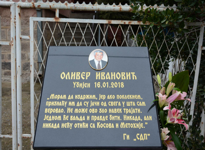 Spomen ploča na mestu gde je ubijen Oliver Ivanović 