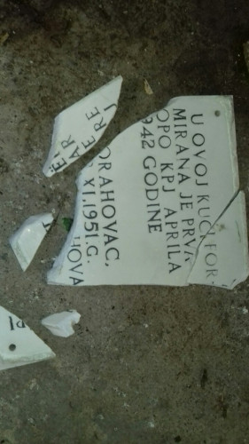 Polomljena spomen ploča u Orahovcu Polomljena spomen ploča u Orahovcu